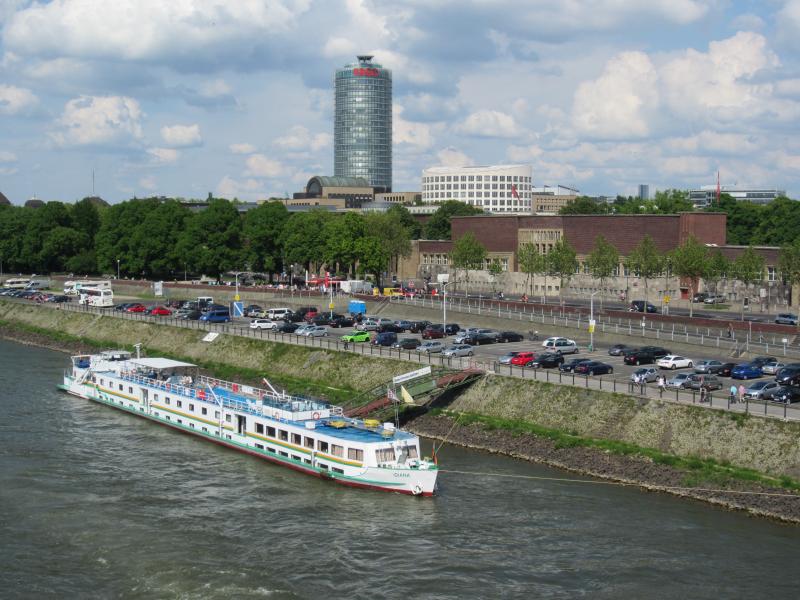 Rheinschiff vor Versicherungskulisse